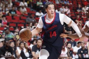 😈防守型中锋？30号秀尼德豪泽4投全丢拿1分 但有10板2断4帽！