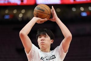 球队主持人：大家都希望杨瀚森迅速打出来但这并不易 他有潜力的